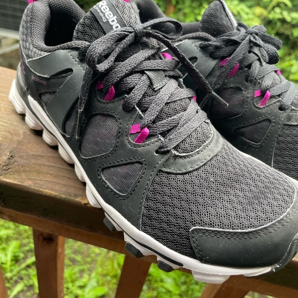 Reebok size 7 women running shoes black and fushia - Picture 9 of 10